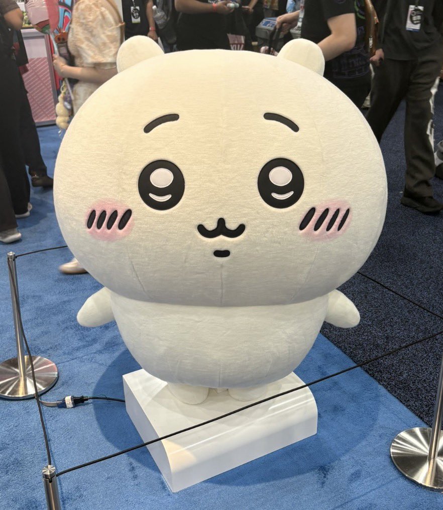tanijrou's tweet photo. MY FRIEND IS AT ANIME EXPO AND JUST LOOK AT HOW CUTE THE CHIIKAWA STATUE IS 😭😭🥹🥹 https://t.co/B3cxu9JjcV