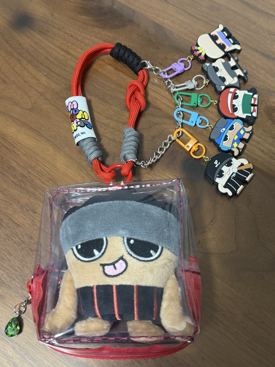 kyooooomam_b's tweet photo. ジェドぬい汚したくなくてカバー作成🪡
奇跡的に裁縫箱の底から赤のファスナー出てきた！なんでもとっとくもんだなぁ(片付けて)
お友達も一緒だよ！ https://t.co/g4OE6eBF03