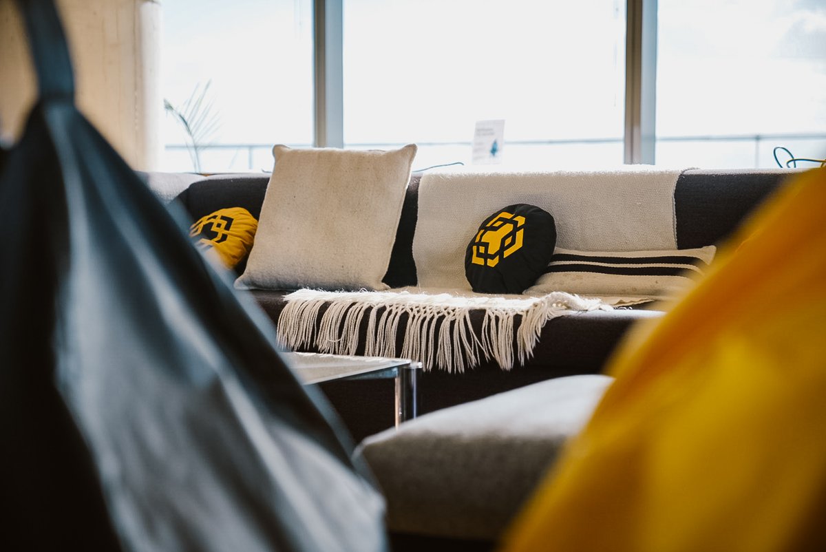 BNBCHAIN's tweet photo. Your next local BNB event could look like this 👀

Check out the BNB Guilds calendar for community events happening near you 👇
https://t.co/0DUlduCwAv https://t.co/Ahpdz98teM
