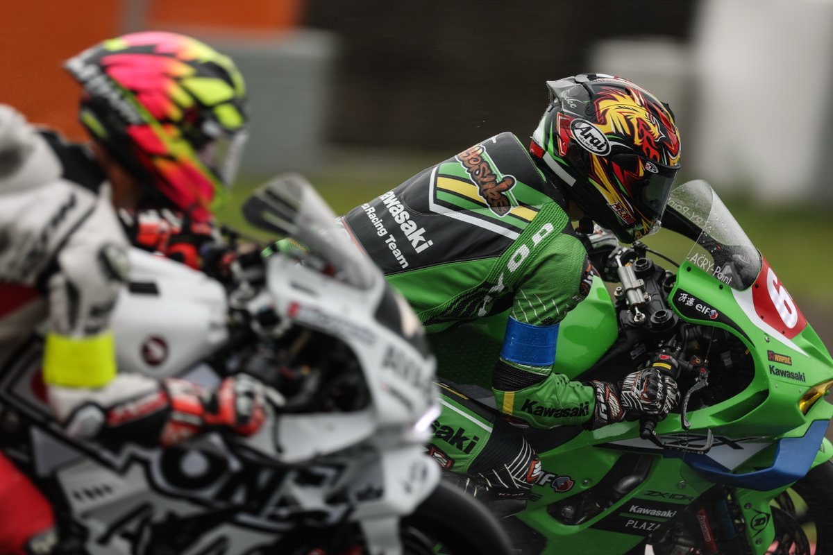 Kawasaki_JPN's tweet photo. #鈴鹿8耐

#64 Kawasaki Plaza Racing Team
決勝に向けたウォームアップ走行で、ライダーとマシンはウェットコンディションを入念にチェックしています。
いよいよ8時間の戦いが近づいてきました。

#Kawasaki8H #カワサキ https://t.co/SPSClba2kZ