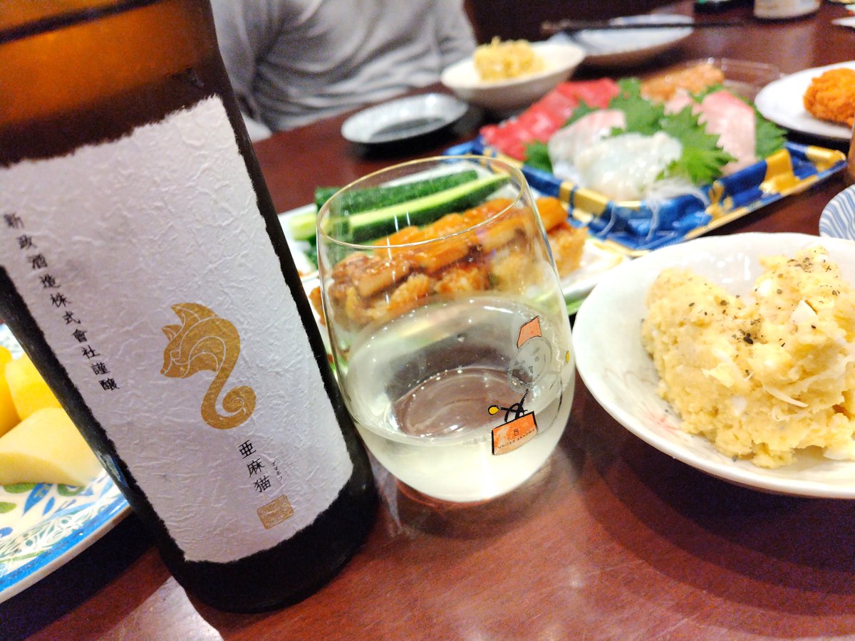 gajuringo's tweet photo. デパ行けないからおうちで日本酒あけた🍶 https://t.co/CIvWcYXKVj