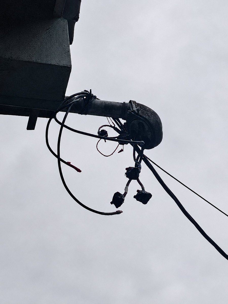 IDAANinforma's tweet photo. 📍 Colón

🚨 ¡Atención!

El robo de cableado y componentes eléctricos, además de los actos vandálicos registrados en la estación de bombeo de Gatuncillo, ubicada en la vía Boyd Roosevelt (Transístmica), a la altura de Argos Panamá, dejaron la instalación fuera de operaciones.

🚱 Como consecuencia, se mantiene sin suministro de agua potable Sardinilla, El Giral, La 97, Buena Vista, Calle 50, Brisas de Buena Vista, Palmeras de Buena Vista, entre otras comunidades.

👷‍♂️ Personal técnico del IDAAN realiza las inspecciones y evaluaciones correspondientes para determinar el alcance de los daños e iniciar las reparaciones necesarias.

🙏 Agradecemos la comprensión de nuestros usuarios.

@311Panama