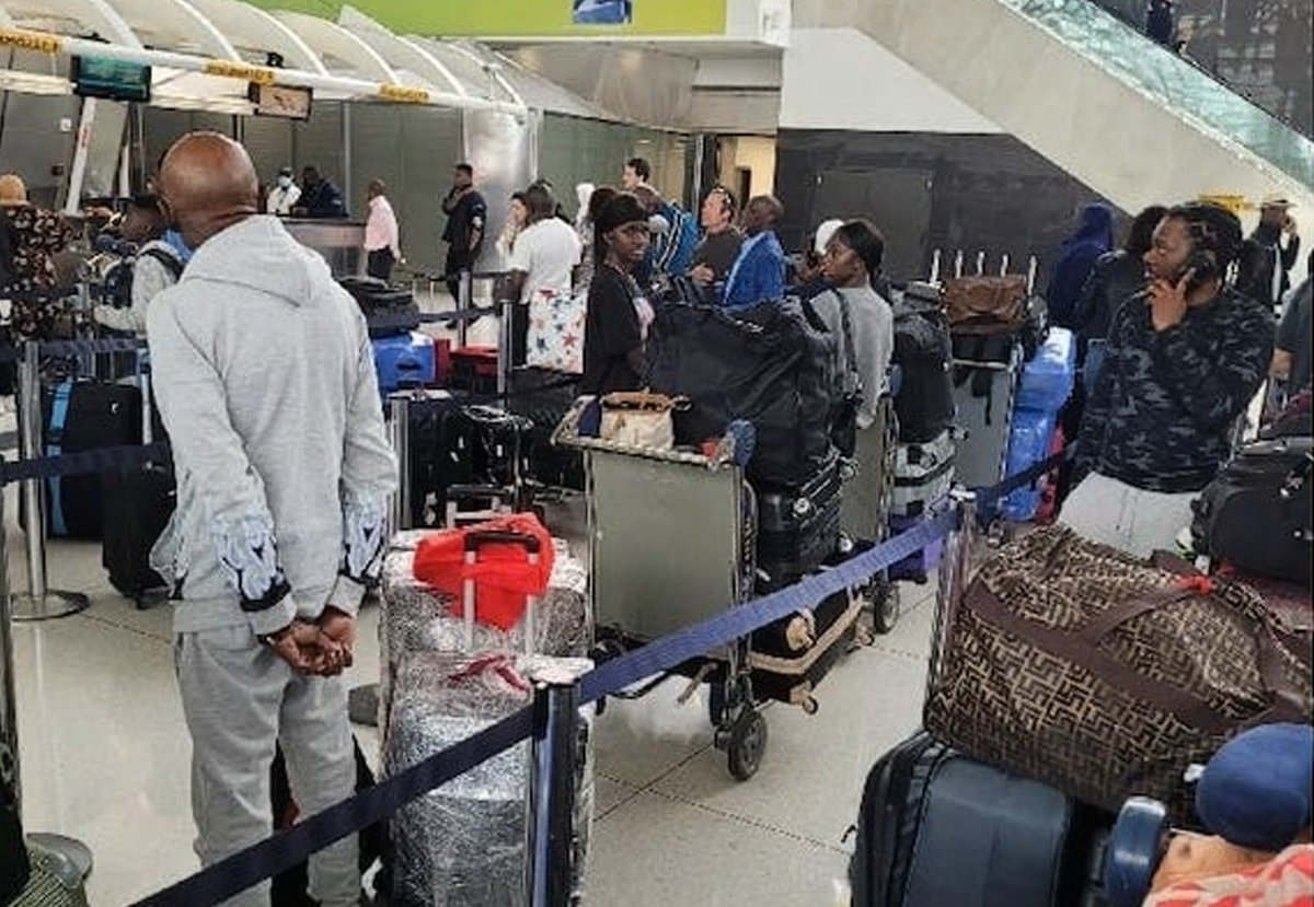 HatimelMourabit's tweet photo. ❌❌❌ Ridicule, Les Lions de la Teranga se retrouvent piégés sur le sol américain
Détails en commentaire...
#senegal #aeroport #fsf https://t.co/MiR97gPnWH