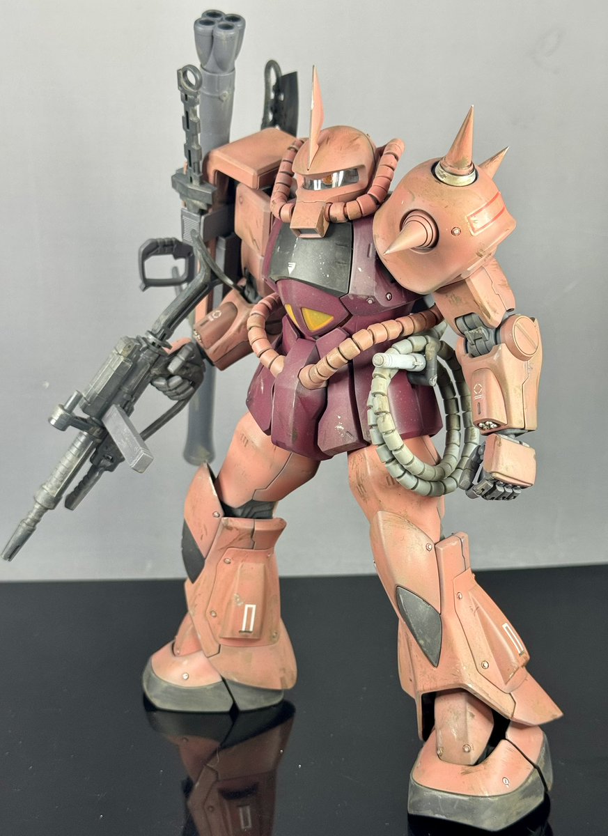 papagori_hobby's tweet photo. MG グフver2.0 シャア専用が完成しました。

シャアが乗っていたらの妄想機体になります。

中距離も戦えるようにバズーカを装備

収納が不思議な謎武器のヒートロッドに持ち手をつけてヒートウィップにしてインディージョーンズ風に🤣
タ〜タラッター♫  
#ガンプラ
続きます↓ https://t.co/6ACDg1V5xb