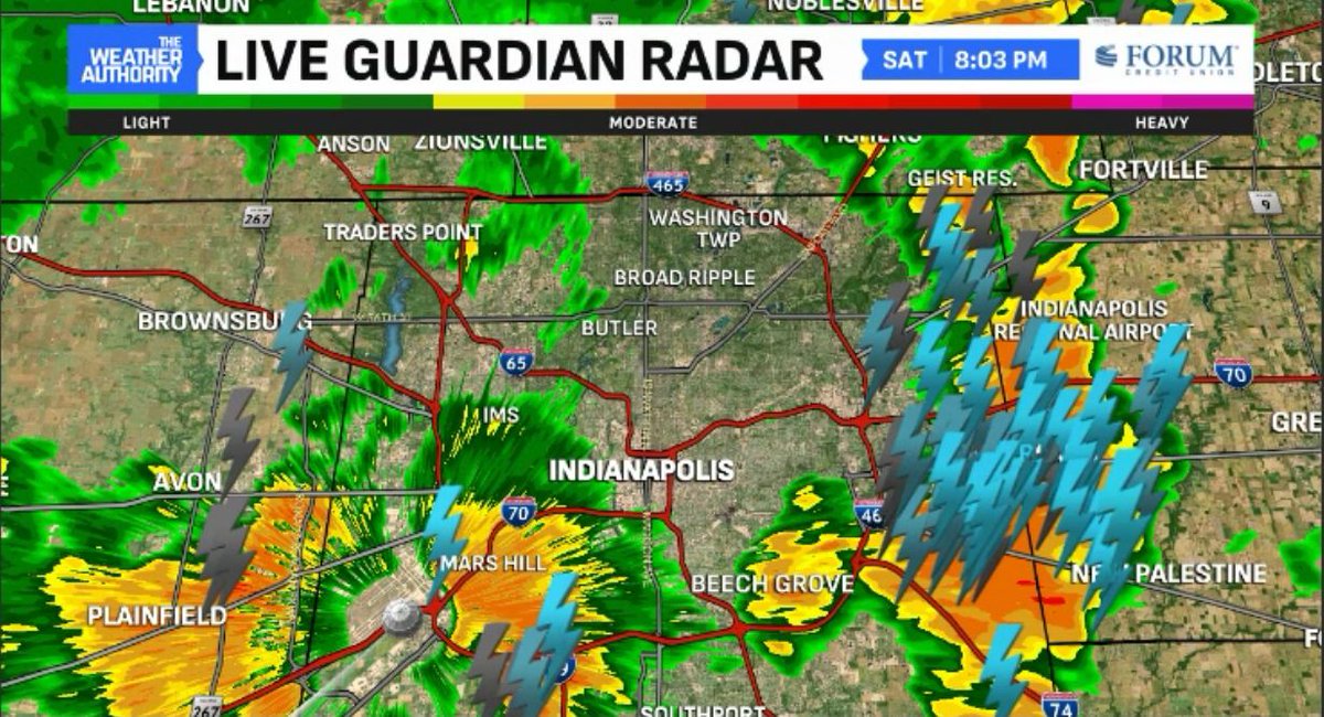 EthanRosuckWX's tweet photo. Lightning moving closer to downtown #Indianapolis. Fourth Fest activities have been paused for now. #INwx @FOX59 @CBS4Indy https://t.co/bknY5yTtqm