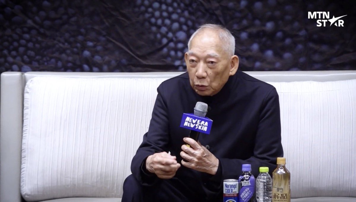 AlessandroKim's tweet photo. #원화평 감독 기자회견- “영화 <#취권>, <#사형도수>를 함께 한 한국인 배우(#황정리)를 기억한다. 당시 그는 다리를 사용하는 액션 동작들을 굉장히 잘 소화했다. 최근 몇 년간 각자의 활동으로 인해 많은 협력이 이뤄지지는 못했지만, 앞으로도 당연히 기회가 된다면 그와 협력하고 싶다.” https://t.co/xilEZj0Mi2