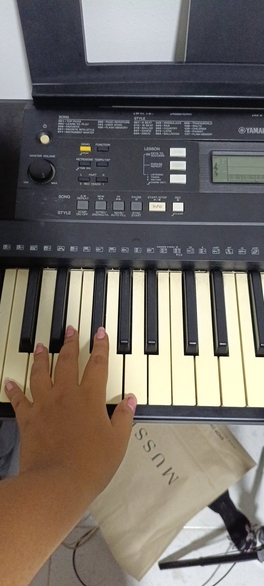 Soft_vel's tweet photo. Dia #9 de 14

Recordar como se tocaba Bambuco en piano (luego de 4 años sin tocar uno decentemente :'v

Pd: uñas rosas porque volvio el pelo rosa https://t.co/HMsqyA4OeU