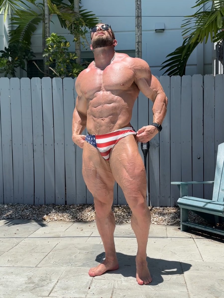 Musclemaniatv's tweet photo. Happy 4th bro 😎 @eddieboiii_x https://t.co/fksTbMrhbM