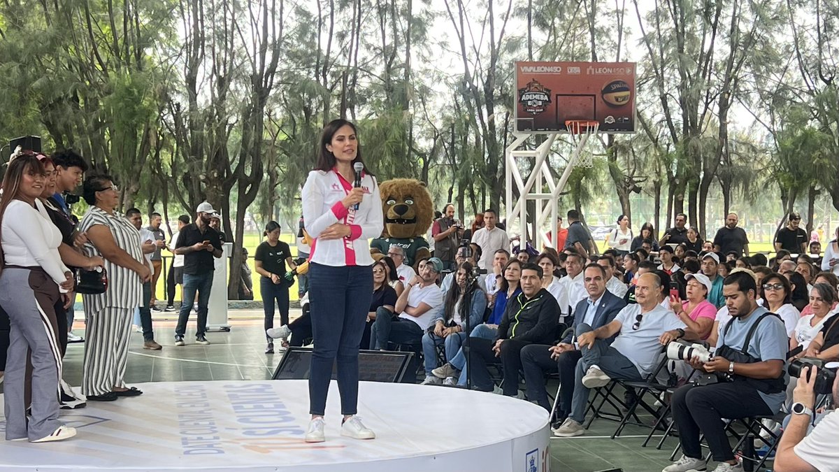 luisgerardo_glz's tweet photo. Acompañamos a nuestra alcaldesa Ale Gutiérrez al evento del programa Pásale Gratis, una iniciativa que sigue acercando el deporte, la recreación y los espacios públicos a las familias leonesas.

Hoy, más de 9 millones de personas han disfrutado de los beneficios de #PásaleGratis https://t.co/hPX9shCGgC
