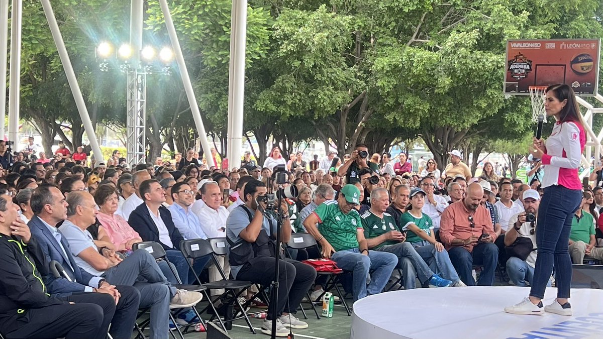 luisgerardo_glz's tweet photo. Acompañamos a nuestra alcaldesa Ale Gutiérrez al evento del programa Pásale Gratis, una iniciativa que sigue acercando el deporte, la recreación y los espacios públicos a las familias leonesas.

Hoy, más de 9 millones de personas han disfrutado de los beneficios de #PásaleGratis https://t.co/hPX9shCGgC