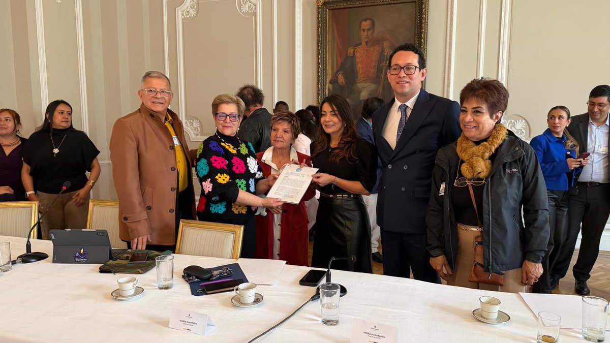 FDIM_Colombia's tweet photo. Como FDIM, entregamos y sustentamos el informe de la VIII Misión de Verificación y Monitoreo a la Implementación del Enfoque de Género en el Acuerdo de paz, ante la CSIVI. Un esfuerzo colectivo de las mujeres en el mundo por La Paz y la justicia para las mujeres y Colombia. https://t.co/XdQ9VpcikG