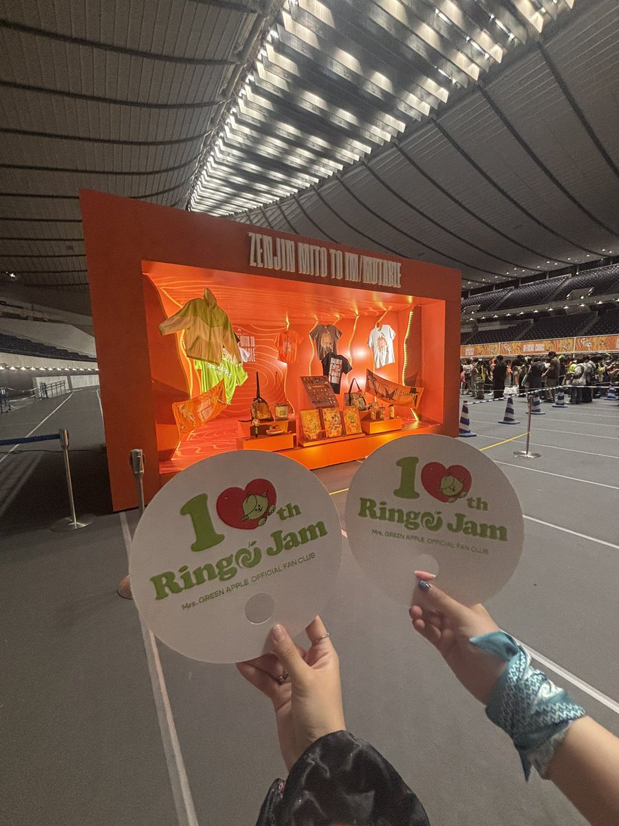 muni_print's tweet photo. 代々木体育館着いた〜✨️✨️✨️✨️
うちわと新聞貰えたよ🗞✭⸝⸝

 #MrsGREENAPPLE 
 #ゼンジン未到とイミュータブル https://t.co/XlKRk7arHE
