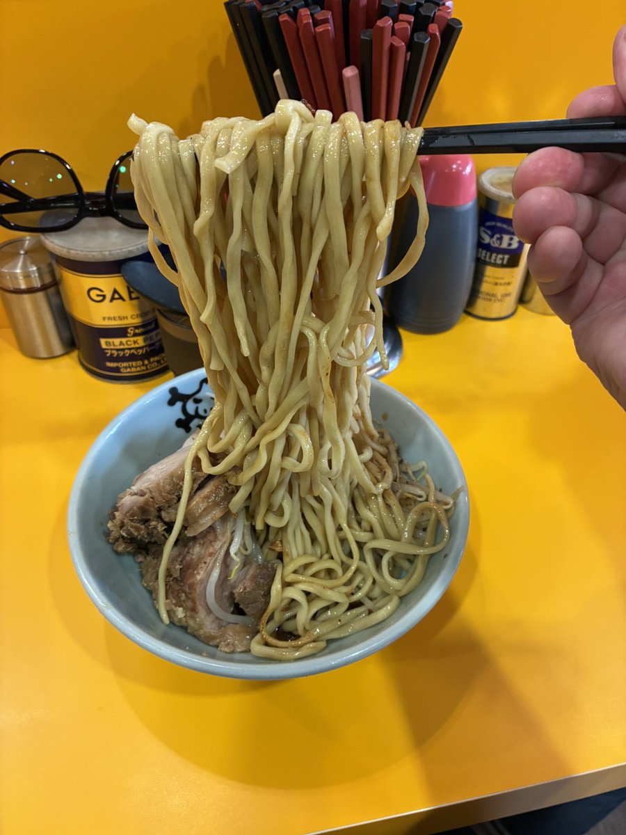 kanrekijiroria's tweet photo. ❤️179 雨の☔中、サンモニ会。参加者の連絡無く、ボッチかなぁ❓みのPー、セクシャル、番長が参加🍜良かった，4人で『ひやこ🍜』頂きました❣️ひやこは3食目。夏の一杯🈵ご馳走様でした😋マー油のほろ苦さが食欲誘う。
#ラーメン二郎野猿街道 
#ひやこ
#ジロリアン
#サンモニ会 https://t.co/XfS0cOvAE8