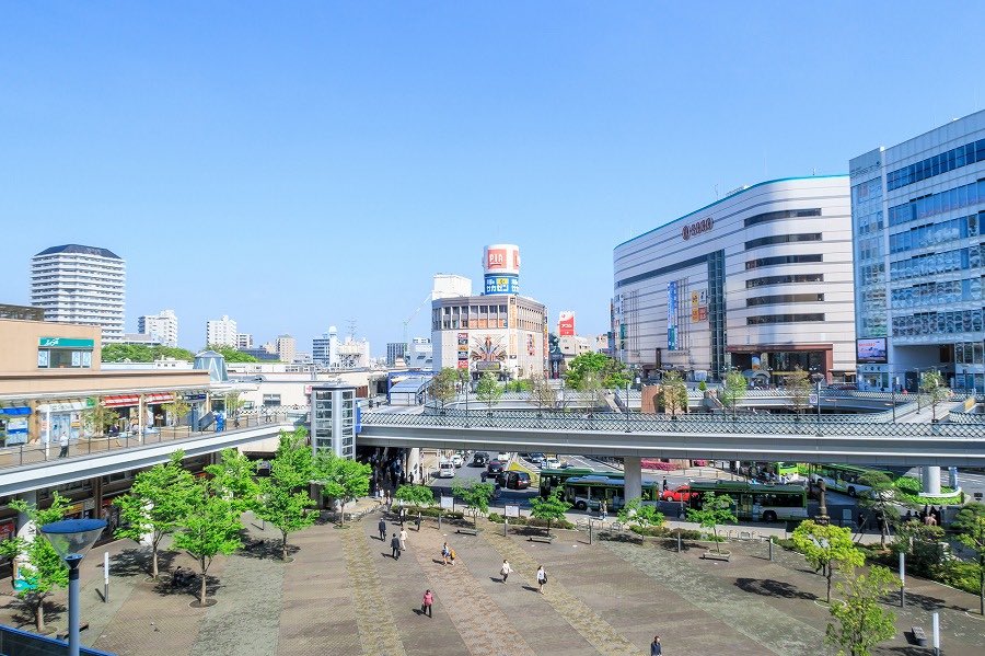 propally_sensei's tweet photo. 僕らの埼玉（地元です）。
その中でも東京に一番近い街。
それが『川口』です。

「川口」と言えば、
「東京に住めなくなった人が選ぶ街」
昔は、そんなイメージを持っていました。

でも今の川口は、もうその一言では語れません。

JR京浜東北線で東京方面へ一本。
上野駅まで約20分。
東京駅までも約30分。

住所は埼玉。
でも生活圏は東京。

この絶妙な立ち位置が、
今、街の価値を大きく押し上げています。

その象徴とも言えるのが、
2023年に誕生した
「プラウドタワー川口クロス」。
川口駅3分、地下2階・地上28階建て、
総戸数は481戸。
樹モール商店街の再開発と一体で整備され、
住宅だけではなく、商業施設や医療施設なども備えた複合開発として、川口駅前の景色を書き換えました。

そして今、
さらに注目を集めているのが
「パークタワー川口本町」。

三井不動産レジデンシャルが手掛ける
地下1階・地上28階建て、総戸数225戸
のタワーマンションです。
建物の北面を縦に貫くガラスウォールが印象的で、
川口の新たなランドマークとしても存在感を放っています。

駅前の商業施設や広場空間も一体的に整備され、
「住むための街」から「選ばれる街」へ。
そんな変化を象徴するプロジェクトとして、
不動産業界でも大きな注目を集めています。

個人的に面白いと思うのは、
川口は「東京の代わり」を目指している街ではないことです。

東京へ通う。
でも暮らすのは川口。

そのバランスの良さが評価され、
人が集まり、
街に投資が集まり、
さらに街の価値が高まっていく。
そんな好循環が生まれています。

だから今の川口は、
ただの「東京に近い街」ではありません。

「東京に近いからこそ独自の価値を築いた街」
そんな印象を受けています。

「東京に住めなくなった人が選ぶ街」
そんな時代は終わり、
これからは、「住みたいから選ばれる街」へ。

僕らの埼玉
その最前線に立つ川口は
そんな新しいステージへ歩み始めています。