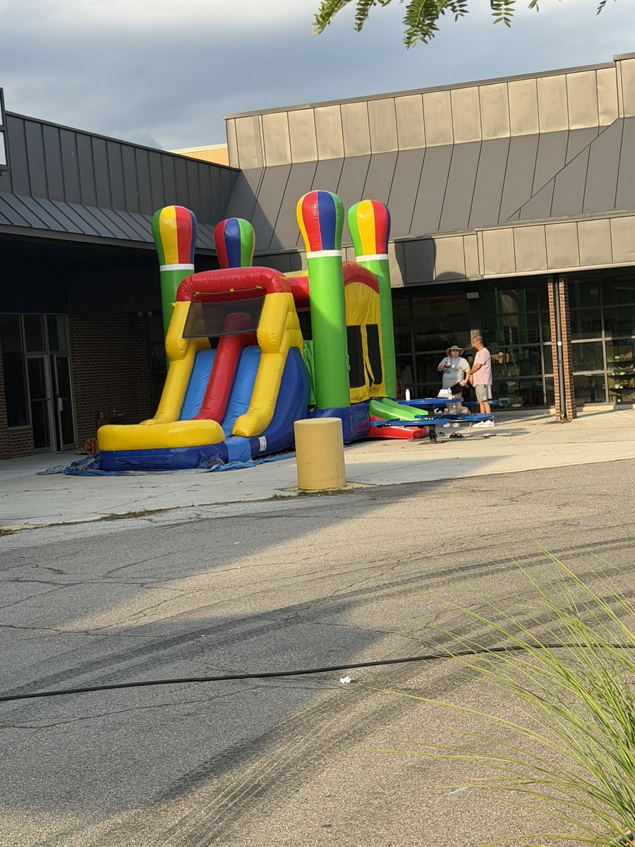 ACEKITCHENBATH's tweet photo. 🇺🇸 There’s still time to celebrate with us! 🎆

Join us at Ace Kitchen, Bath, Flooring &amp; Exteriors for an evening of family fun!

📍 3030 Van Horn Rd, Trenton, MI
🌮 Delicious tacos
🍦 Ice cream treats
🎇 A spectacular fireworks show after dark!

Bring your family and friends 🎇 https://t.co/cIYmq619gm