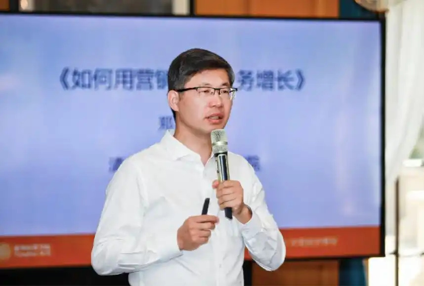 Unveiled_ChinaX's tweet photo. A former Tsinghua University professor was dragged out of his own lecture by Chinese police after a student reported him for "singing down" the economy. Dr. Zheng Yuhuang merely pointed out that China faces 20 to 30 years of economic stagnation. Within days, his entire 16-year online presence was completely erased. 

When a regime gags its top scholars instead of fixing structural crises, how can investors ever trust its numbers?

(More details in the reply section below 👇)
#CCP #China #ChinaEconomy