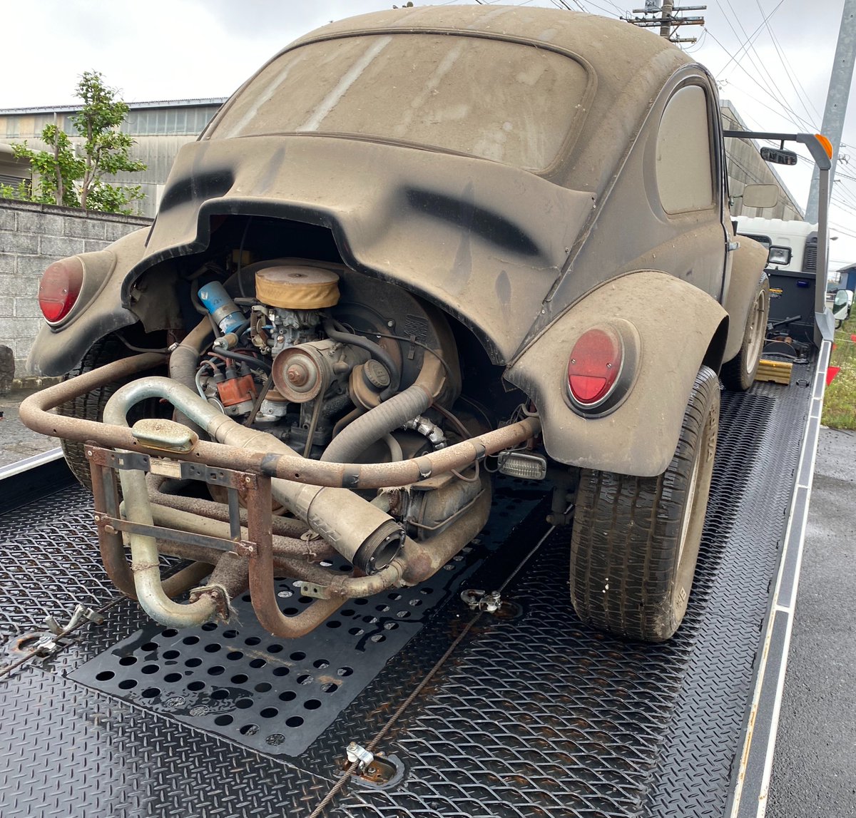 Golden_cat68's tweet photo. 祖母の空き家解体が概ね決まったので納屋に置かせてもらってた車を引っ張って来た
長年放置してたので「Forza Horizon」とかのバーンファインド状態になってたのね

30スカイラインが売れたら直して乗ろうか検討中 https://t.co/7eUOWHrWUi
