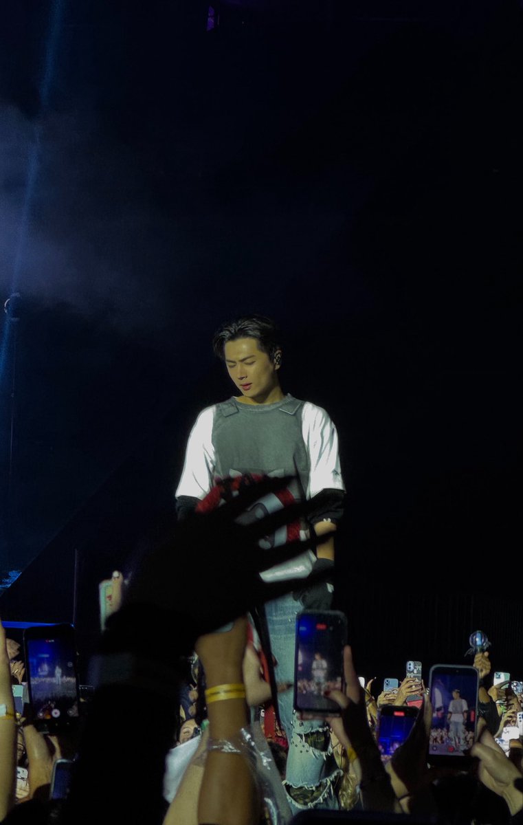 luli_stargirl's tweet photo. ME TREMI INTEIRA E A FOTO SAIU TODA CAGADA MAS QUE HOMEM LINDO PQP

#EN_WORLDTOUR_BLOODSAGA https://t.co/mEtkFlQvsf