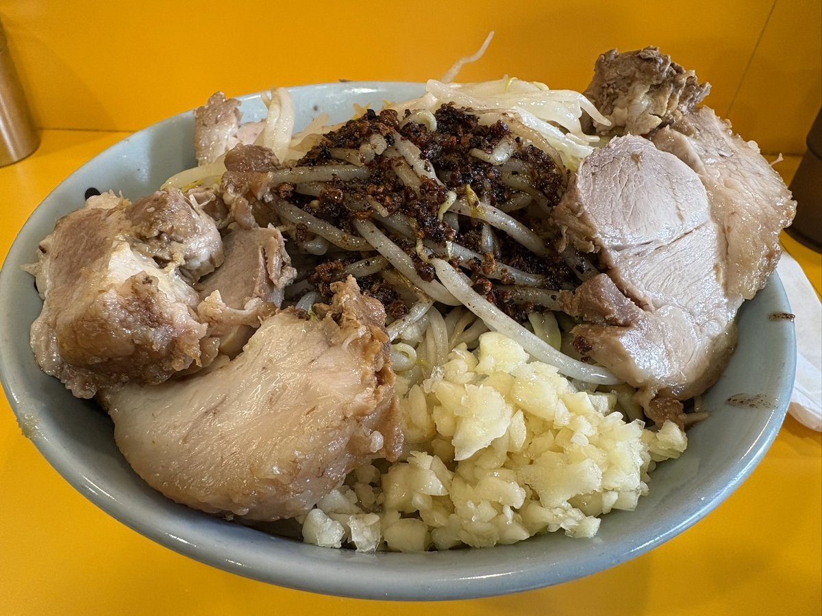 minoramen's tweet photo. サンデー二郎🎋95
ラーメン二郎八王子野猿街道店2

6:40着で並び5。
お初・ひなこニンニク。

先ずは麺を天地返しして混ぜ混ぜ　マー油の香ばしい香り
冷たく締められ麺が甘味のあるマー油と絡んで美味しい😋

御馳走様でした。 https://t.co/N6mlXmtPwJ