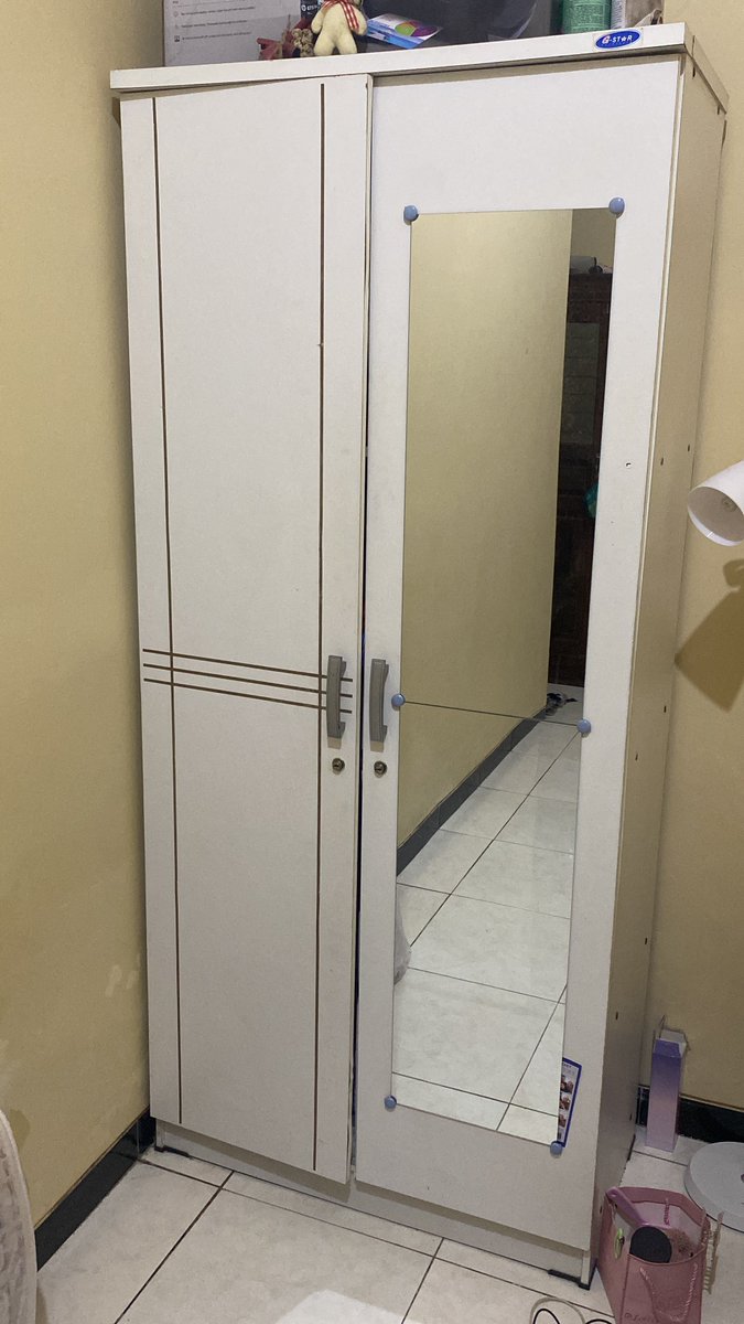 veryruthh's tweet photo. @lahsiapaya04 aku beli 700k dan mau jual 400k, ada defects dikit dan triplek belakangnya kebuka dikit, but still functioning perfectly, ga membuat nilai fungsionalnya berkurang https://t.co/y9428exEeq