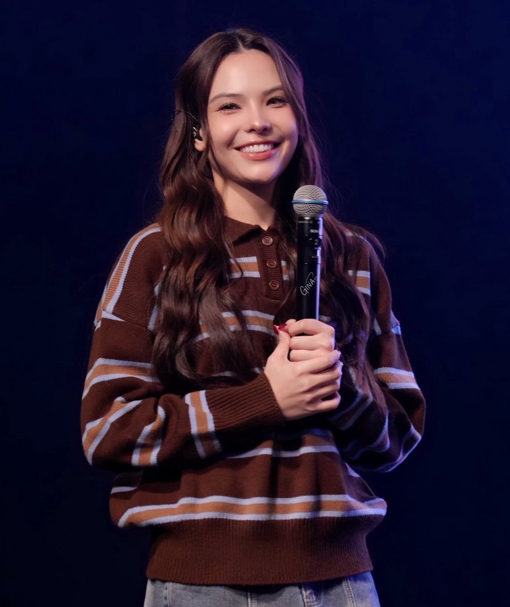 avalerys's tweet photo. she looks so soft, but she’s a certified flirt https://t.co/xnHI9uIMqi