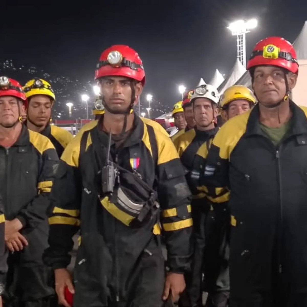 EduardoLopezL65's tweet photo. "Héroes y Heroínas de #Venezuela", 
Brigada de rescatistas de #Cuba por las operaciones de búsqueda y salvamento de personas tras los recientes sismos. 
#CubaPorLaVida #YoSigoAMiPresidente https://t.co/ar71rEss65