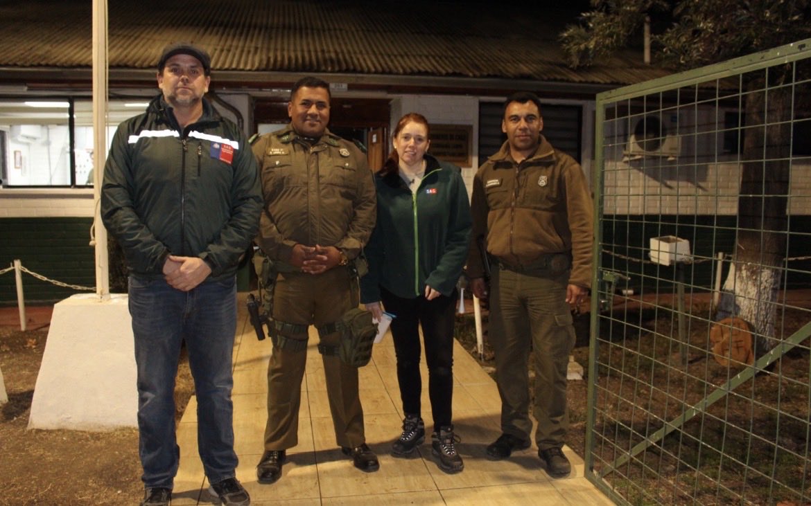 carabprnorte's tweet photo. #TilTil:@CarabMicc del Retén Huertos Familiares rescató a un zorro que se encontraba atrapado y con evidentes signos de deshidratación
El animal fue estabilizado en el lugar y posteriormente entregado al SAG para su evaluación veterinaria.
#CarabinerosDeTodos https://t.co/yM2uESNu5j
