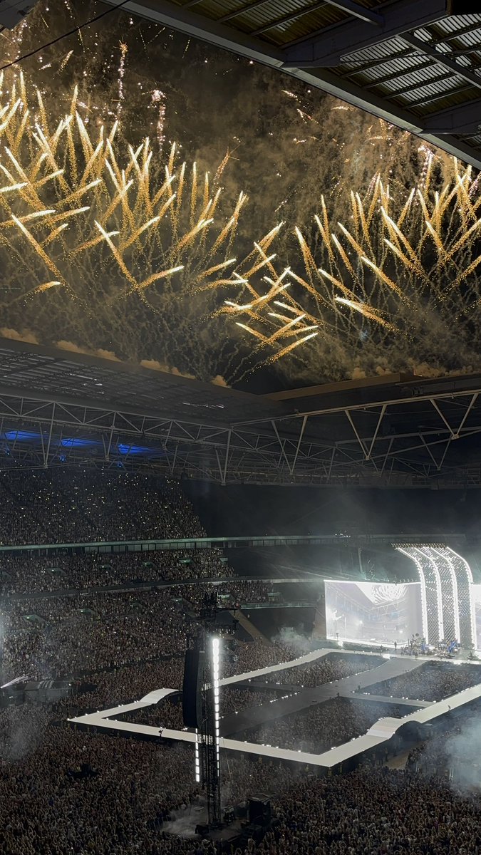 hrrysmullet's tweet photo. these fireworks will be what replay in my head in my final moments https://t.co/J0NbJOmsXP
