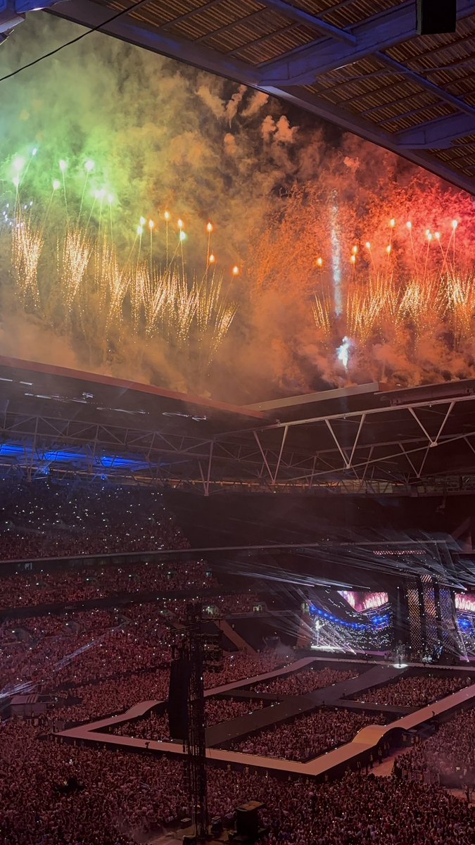hrrysmullet's tweet photo. these fireworks will be what replay in my head in my final moments https://t.co/J0NbJOmsXP