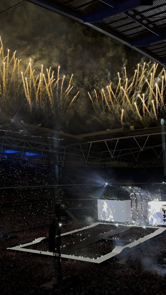 hrrysmullet's tweet photo. these fireworks will be what replay in my head in my final moments https://t.co/J0NbJOmsXP