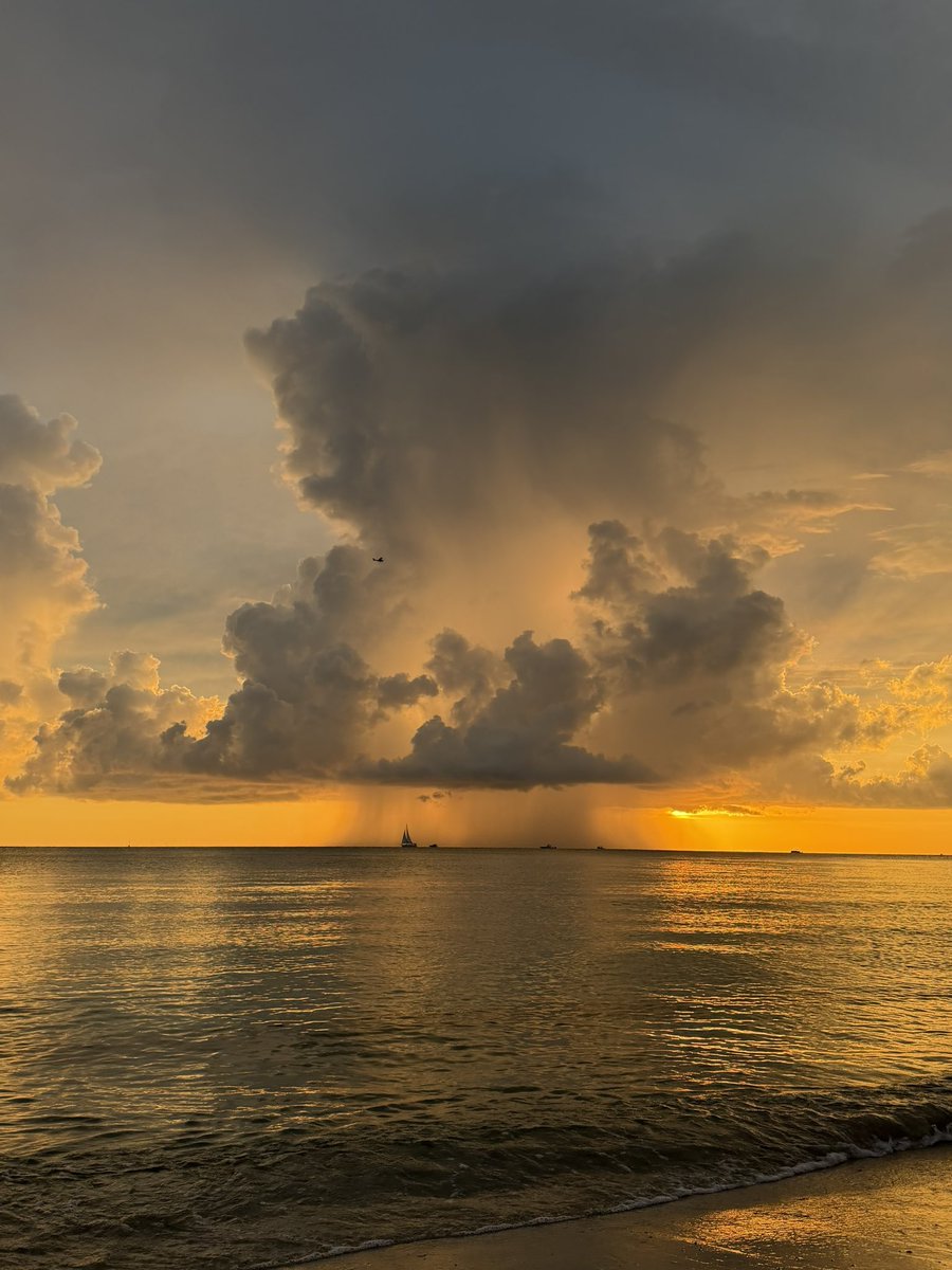 WeathermanAAA_'s tweet photo. Beautiful pop-up storm I captured this evening! 🤩 https://t.co/HXYHtide3T