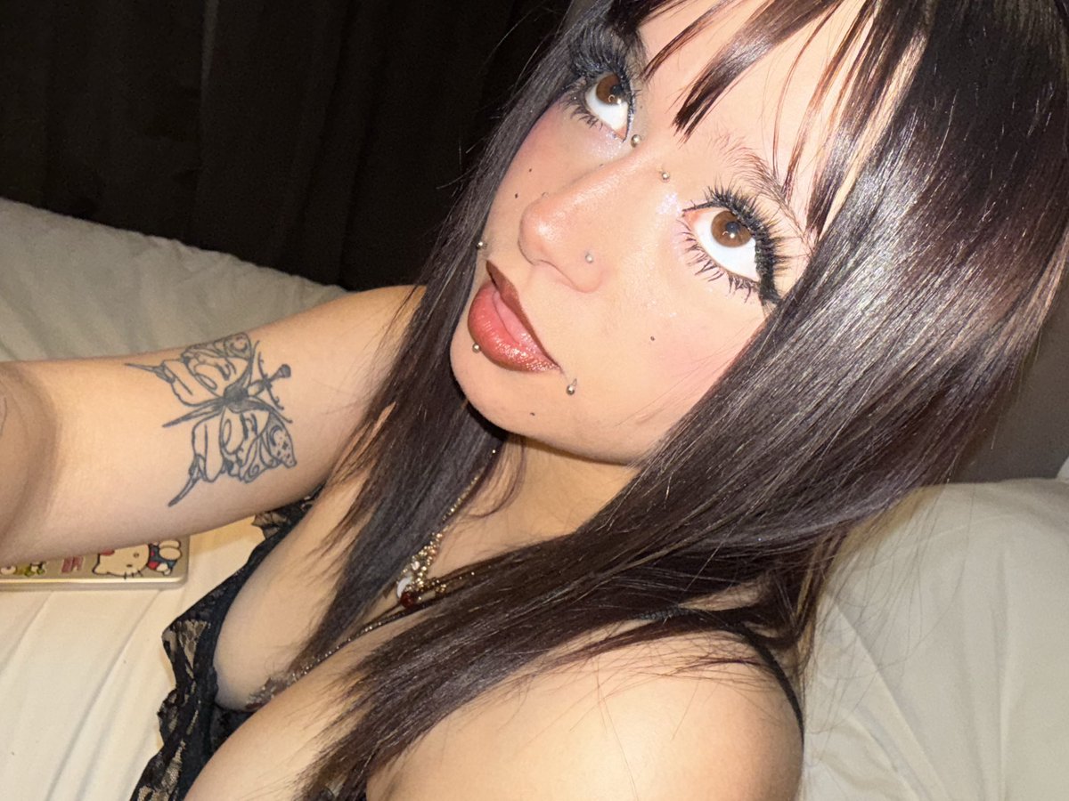 Glowymia's tweet photo. @amazingirlsz i would take both https://t.co/ajZr7tIBWl