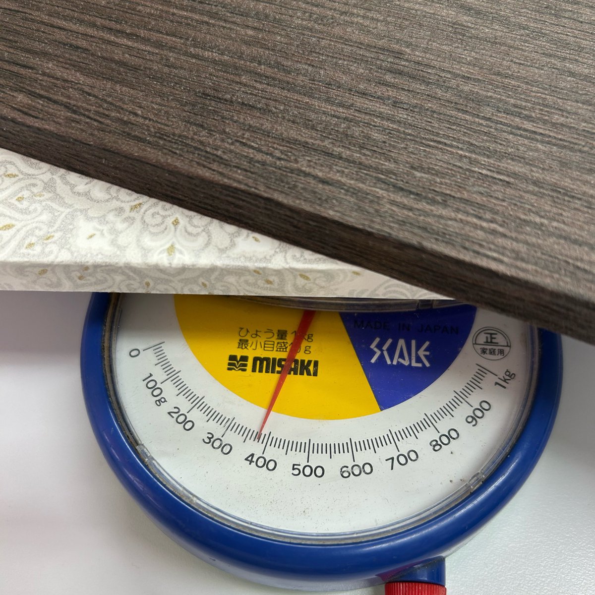 kabegamideco's tweet photo. おうちスタジオは襖の芯材を使った軽量素材です。どれだけ軽量なの？と思って計ってみたら、なんと２枚で400g以下😱使う壁紙の素材で多少前後しますが、ペットボトル飲料1本分です。 https://t.co/NKeVlD7fOx