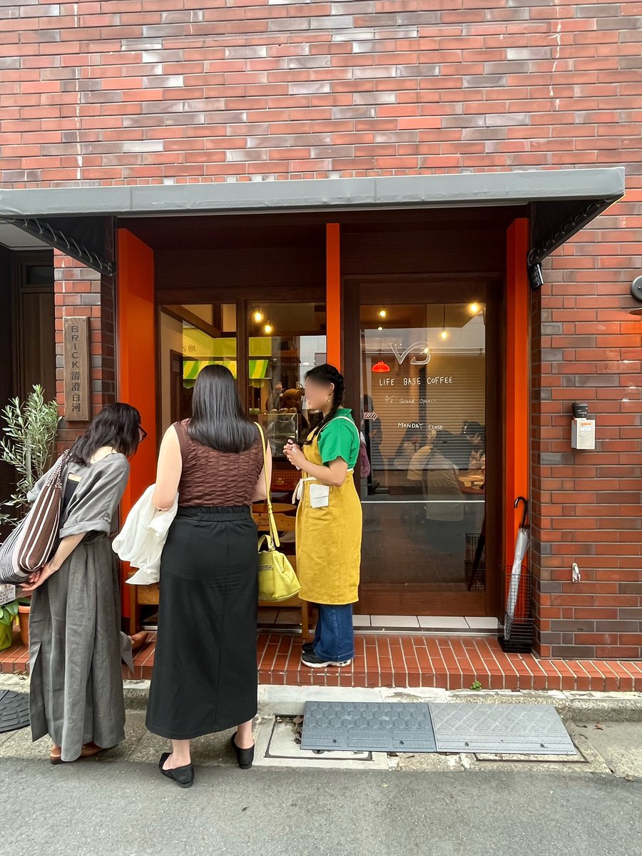 kadoorie_ave's tweet photo. 【Life Bace Coffee】(清澄白河) 
@lijilan さんの投稿で香港人が運営するカフェがオープンしたと知り、外出ついでに行ってみました。清澄白河駅B2出口から近いです。レンガ色やオレンジ色でまとめられた暖かい雰囲気のお店。
入り口でスタッフの方が、丁寧にメニューの説明をしていたので、私も耳を傾けてしまいました。土曜日とあってこぢんまりとした店は満席、でも程なくして入れました。…そこには(続く)