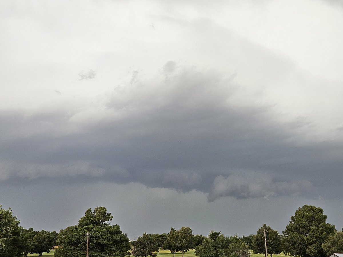 kschones84's tweet photo. Different views to the WNW as the storms came in to Blackwell. 
#okwx https://t.co/E49NHjBDzS