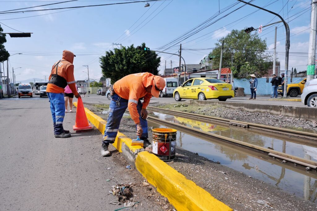 RomboQro's tweet photo. Autoridades municipales intensifican acciones de limpieza y mantenimiento de infraestructura pluvial en Querétaro https://t.co/DsrY4EPs6e https://t.co/6y9qdDmfwd https://t.co/MWESFjySFz