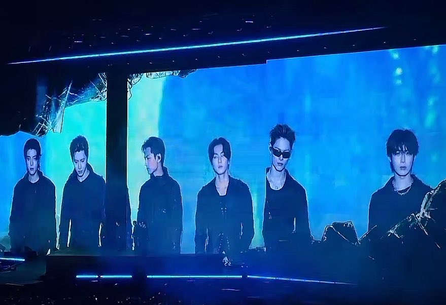 enhaengene_ot7's tweet photo. The members keep giving us signs, Fisrt it was Jay showing his jersey with the number 7, and now it is the gap.. Again https://t.co/HaKEu0fBiR