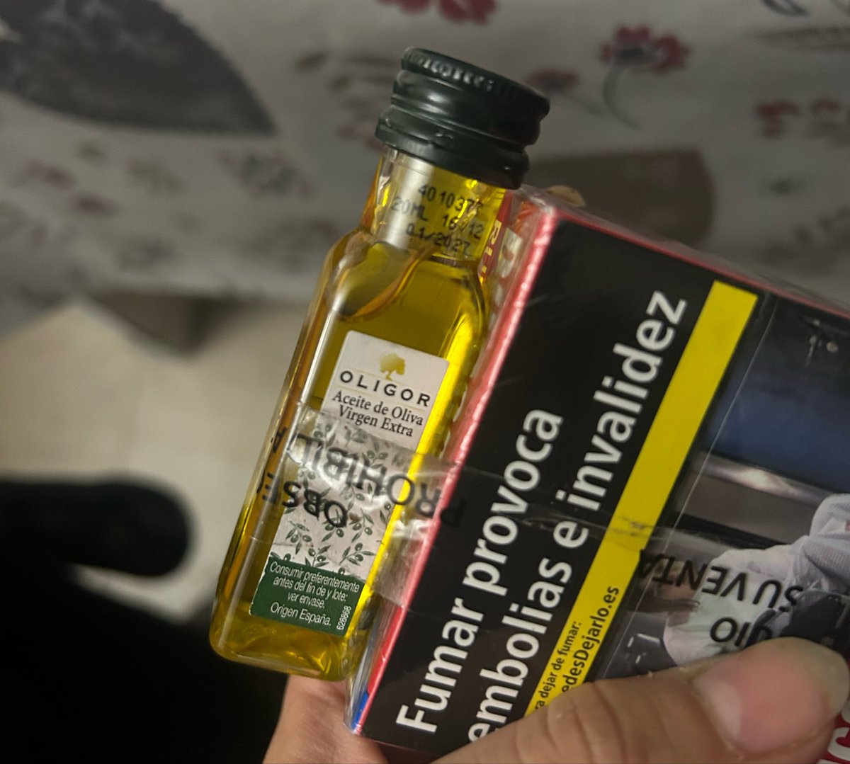 KobOkaz's tweet photo. q me regalen un pote d aceite de oliva con el tabaco en vez de un mechero es duro https://t.co/nBNZkc9Reh