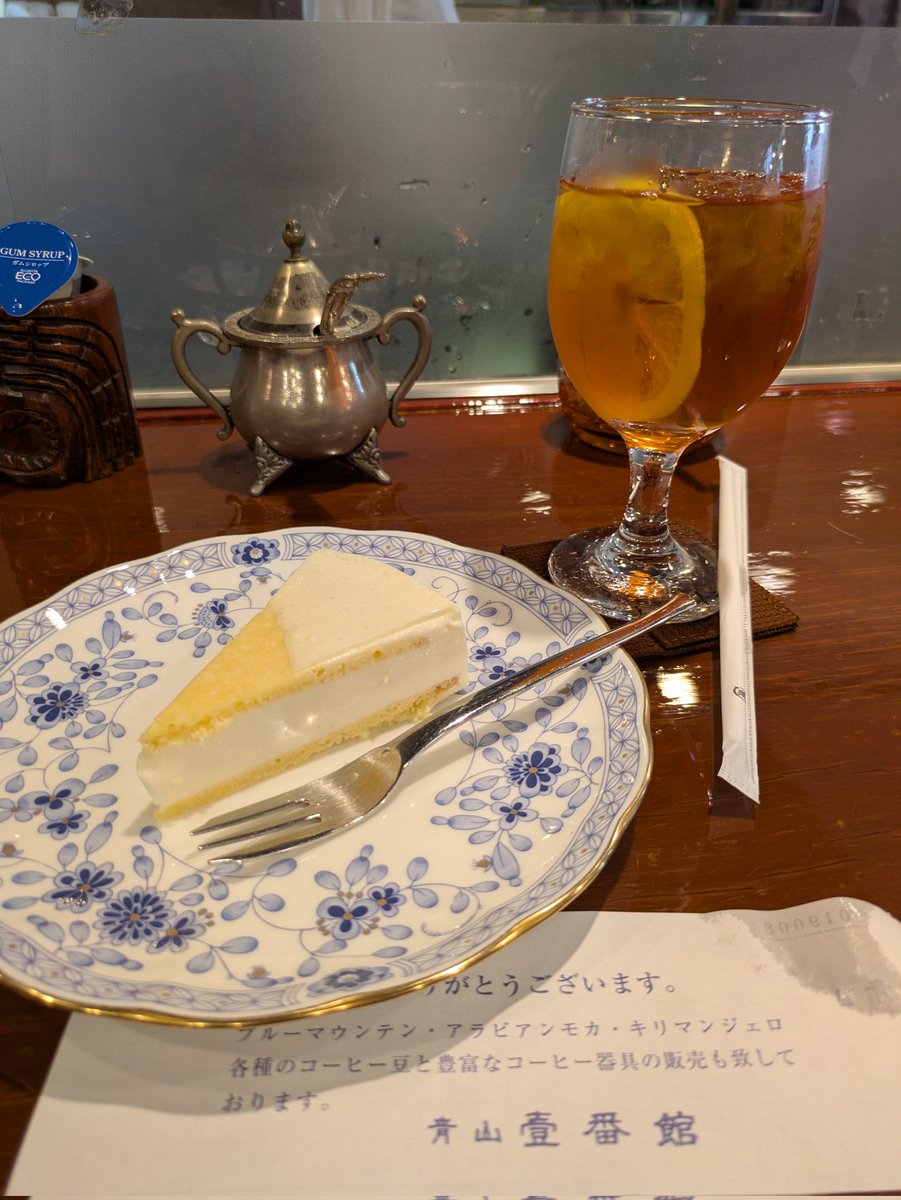 Rose_bleue_s's tweet photo. 渋谷にある青山壹番館へ。　
やっと行けた！
チーズケーキセット。
趣きがあり、雰囲気も気に入ったね💡
食器も素敵❣️

#純喫茶コレクション #渋谷カフェ https://t.co/9ZMasbd07e