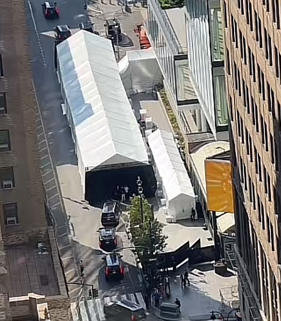 updatecultura's tweet photo. SOCORRO! O casamento de Taylor Swift teria reunido mais de 1.200 convidados. Segundo rumores, mais de 200 pessoas, incluindo famosos, apareceram sem confirmar presença. https://t.co/O7Cbx0mE0m