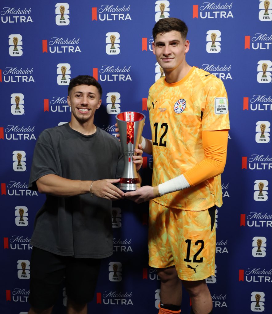 MattyFC__'s tweet photo. I'm 6'2 and look how small he makes look😭 https://t.co/oyGAHxy0BP