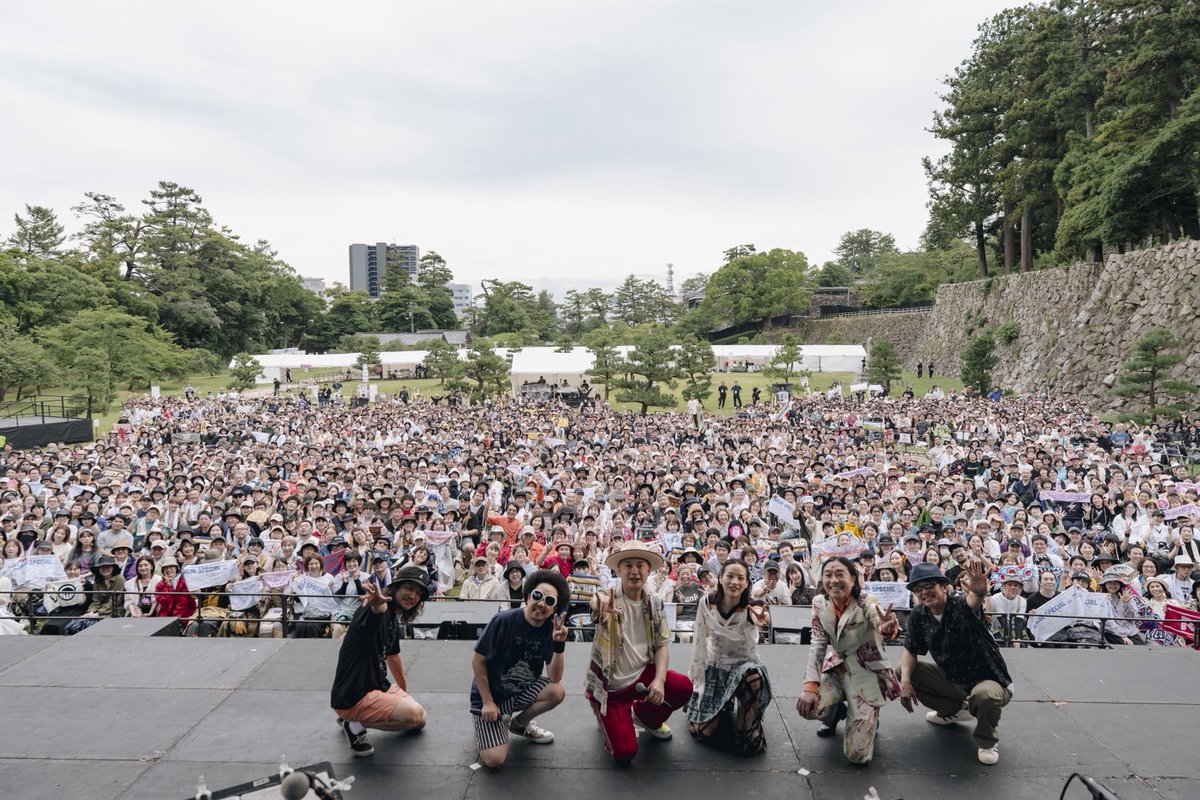 HamazakiTakashi's tweet photo. 昨日のGACHIスペシャル in 松江城、小雨も降りましたが、
なんとかやりきることが出来ました！
改めて会場にいらしてくれた皆さん、
そして出演してくれたトータス、のんちゃん、池ちゃん、渡くん、民生くん、
さらにはスタッフの皆さん、
本当にありがとうございます。
オープニングアクトのhommeのふたり、
そして司会の高田リオンさん、岡部楓子さんにも感謝です。
homme良かったな〜。
そしてゲスト出演してくれた上定昭仁・松江市長と、
松江のキャラクター・おまっちぇにもライブを盛り上げてもらいました。
市長は松江が舞台だったドラマ「ばけばけ」のテーマソングの、
ハンバートハンバート「笑ったり転んだり」を急遽歌ってくれました。
私の無茶なお願いに、
しっかり答えてくれて、本当にありがたかったです。
さすが元バンドマンでボーカルをやっていただけありました。
キーが高いのに驚きました。
おまっちぇは舞台上で、しじみの耳？から「松江城最中」を出してくれて、
私と民生くんにプレゼントしてくれました！
愛おしかったです。
私は松江城でのライブという、念願が叶ってとても嬉しいのですが、
どこか叶ってしまった寂しさも感じております。
でも新しい弾き語りツアーが発表になり、
松江にはまた来ることになりました。
また皆さんにお会い出来たら、と思っています。
新たに発表になった弾き語りツアーの公演地は島根、岡山、山口、広島です。
よろしくお願いします。
浜崎貴司 弾き語りツアー
"LIFE WORKS LIVE 〜Since2011／終わりなきひとり旅"
■10月17日（土）
■島根県松江　NU
■開場16:30　開演17:00
■10月18日（日）
■岡山　城下公会堂 in KOTYAE
■開場17:00　開演17:30
■12月19日（土）
■山口　office＆cafe dada
■開場16:30　開演17:00
■12月20日（日）
■広島　音楽喫茶 ヲルガン座
■開場16:30　開演17:00
詳しくはこちら→ https://t.co/N9od0HXbkO
写真は昨日の模様です。
本当に楽しい時間でした。