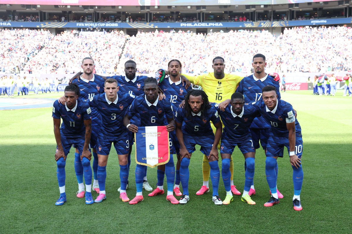 odegaardismx__'s tweet photo. Francia se encontro su primer partido complicado en esta Copa del Mundo.

Pero pese a no dejar grandes sensaciones vs Paraguay creo que se me hacen mas candidatos tras afrontar este contexto.

Es una bendicion historica que Francia haya conseguido a Upamecano-Saliba en la misma linea temporal que Dembele-Kiki-Doue-Olise-Barcola, tener a 2 centrales tan exuberantes fisicamente defendiendo transiciones a linea alta es un relajo mental donde los jugadores no tienen que sufrir de mas.

Francia consiguio maneras de hacer daño sin un tiempista, pero si con una circulacion rapida y sorprendente donde Olise aparecia (de peor o mejor manera), pero el punto es que Francia consigo formas de hacer peligro ante un bloque super bajo (sin tener centradores y cabeceadores) y en un mal partido de sus atacantes

Aun para consagrase como la "Candidata insuperable" necesitaria ver a esta Francia contra una seleccion capaz de poblar y ser movil en el Mediocampo cosa que ninguno de sus rivales lo fueron.

Igualmente, tremenda seleccion y tremendo equipo de futbol