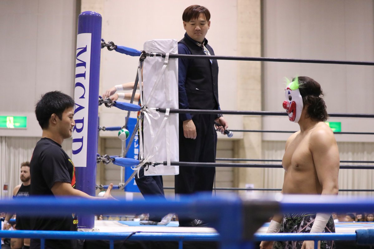 happytriger2002's tweet photo. ジャグリング指南中

#G1Road #njpw https://t.co/ie29LiA1U2