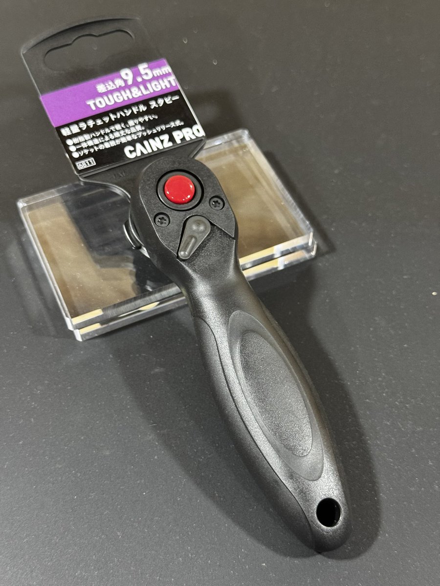 Mechanic36r's tweet photo. カインズホームで気になりすぎで買ってしまいました
軽量ラチェットハンドルとだけ書いてある、樹脂製のラチェット
内部に金属ケースが入ってますがどこまで金属なのか気になります
72ギアプッシュ付きヘッドは厚み有り
グリップは旧マックのようなエラストマーのハイブリッド
空転は軽く音はうるさめ https://t.co/MWGtupWjuH