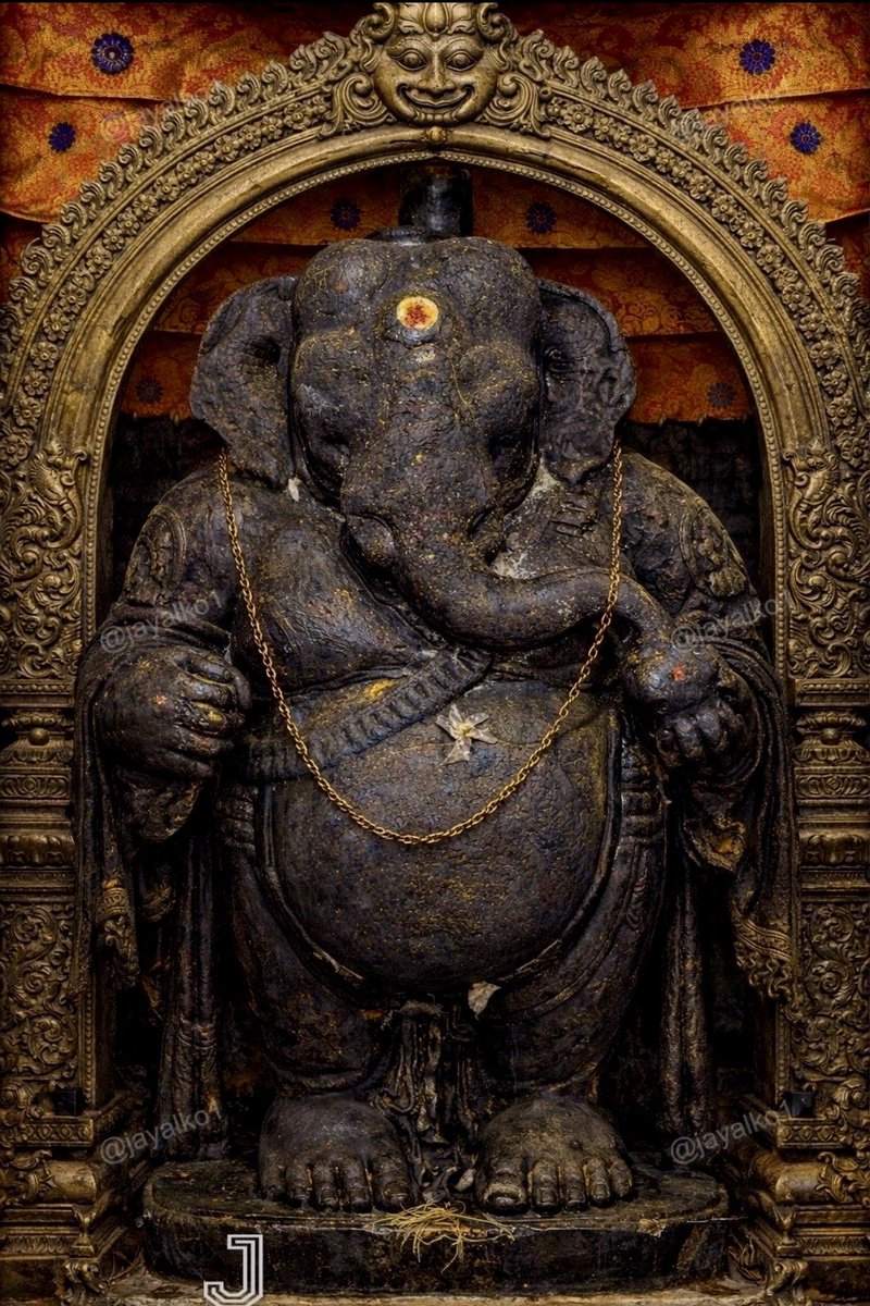 Jayalko1's tweet photo. FIVE DAILY MANTRAS FOR SUCCESS AND PROSPERITY 🔆

1. ॐ गं गणपतये नमः ॥

To seek Ganesha’s blessings in removing all obstacles

2. ॐ घृणि सूर्यआदित्य ॐ ॥

Protection against negative energy and to soothe people with incurable diseases

3. ॐ नमः शिवाय ॥

To gain control over senses and bring auspiciousness

4. ॐ नमो नारायणाय ॥

Also called Ashtakshar (अष्टाक्षर) Mantra and Mantra of peace. It generates harmony, tranquility and love

5. ॐ दुं दुर्गाय नमः ॥

To seek protection, boost self-confidence and to ward off negative forces
