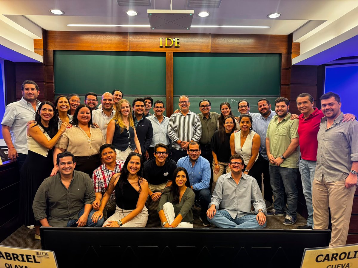 jabriz65's tweet photo. 3 ideas que aplican a las empresas:

Ninguna transformación empieza por la estructura, si no por cambiar lo que la gente cree posible.
Un primer resultado sube el techo.
Para no depender de la suerte, hay que volver sistema el talento.

Gracias @RodrigoAndrade por la invitación. https://t.co/Qh2WZ3H3pS