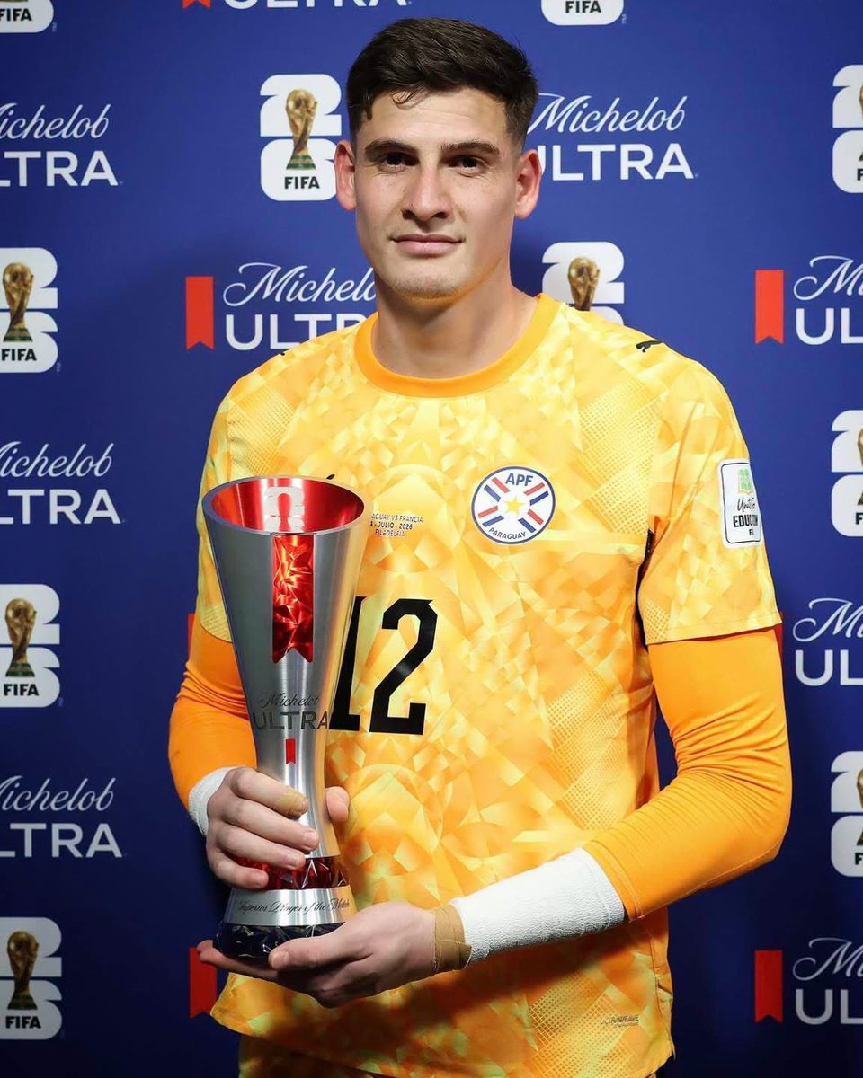 ZonaFutebol's tweet photo. O goleiro do Paraguai, Orlando Gill, estendeu a mão para cumprimentar Mbappé após o apito final, mas foi completamente ignorado

Na entrevista, desabafou:

"Kylian Mbappé me deixou puto. Estendi a mão para parabenizá-lo e ele simplesmente me ignorou."

O detalhe é que Orlando Gill terminou como Man of the Match, mesmo enfrentando um ataque com Mbappé, Dembélé e Olise
