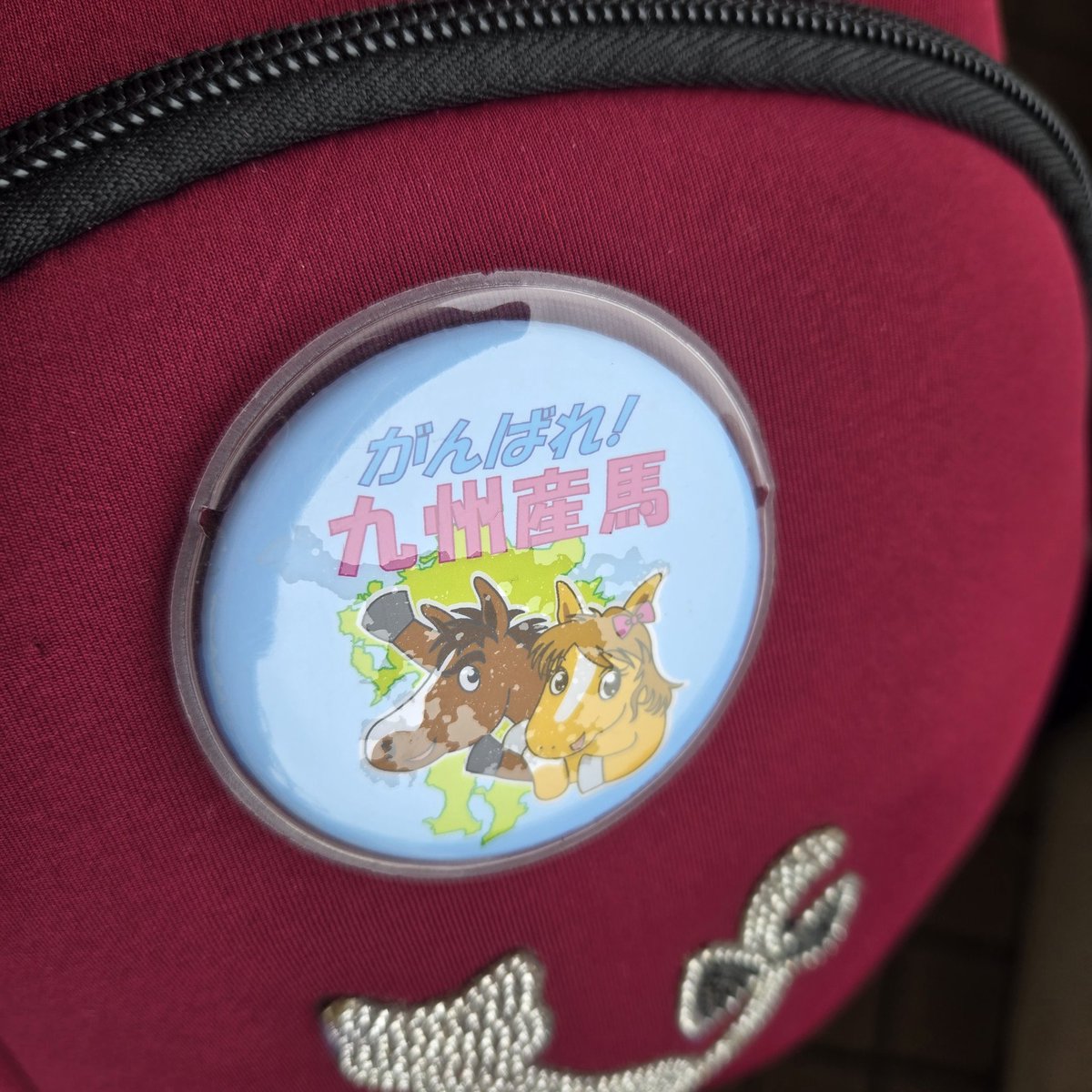 miochibi's tweet photo. 本日の目印✨
今日は雨がすごいのでうちわは持参しておりません🙇
しいていえば、カメラバッグに、缶バッチつけてます😓 https://t.co/Wj3zspHHXB