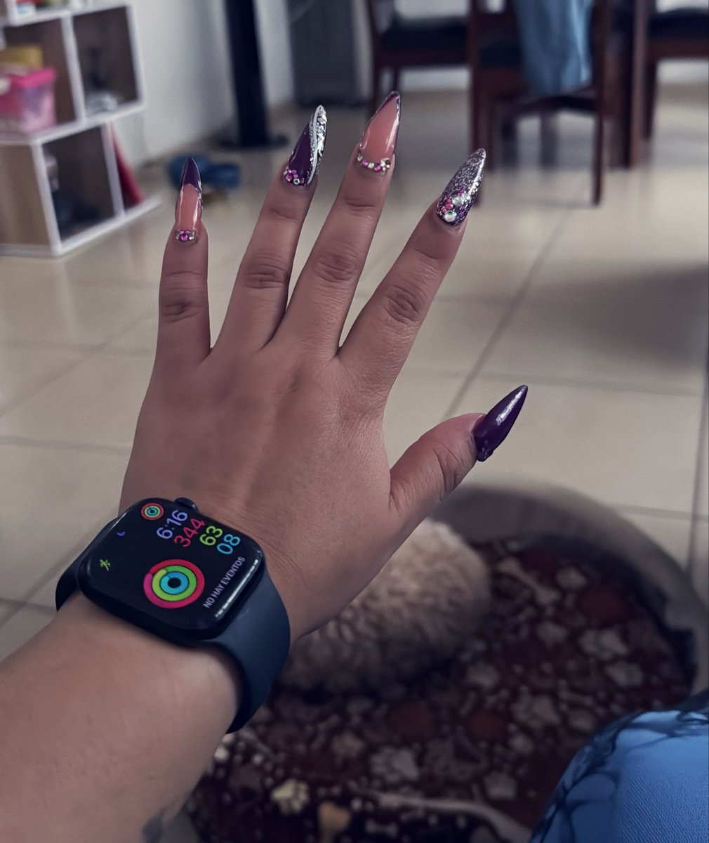 Calcifer_Mei's tweet photo. Iba a ir a hacerme mis uñas falsas, pero llovió horrible y aquí en Aguascalientes todo se inunda y colapsa. Tendré que aguantarme una semana más con estas uñitas (esas van en salsa verde) https://t.co/4wTz3ERKHk